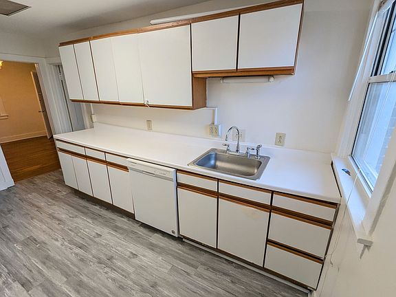 5th image of 1451-1453 Barnsdale St #2L
