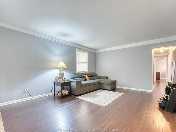 5th image of 248 McKay Ave