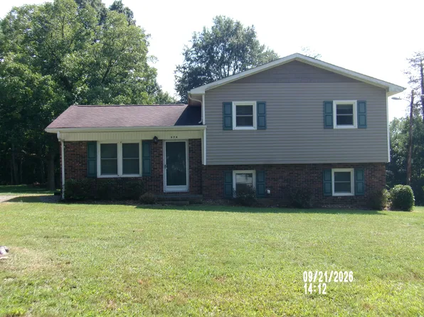 974 Village Cir, Hickory, NC 28602