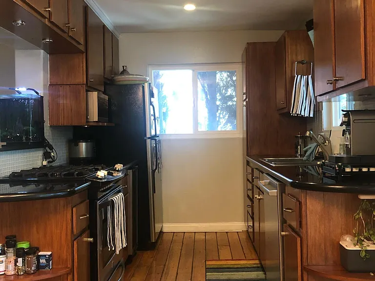 540 N Croft Ave — Photo 2