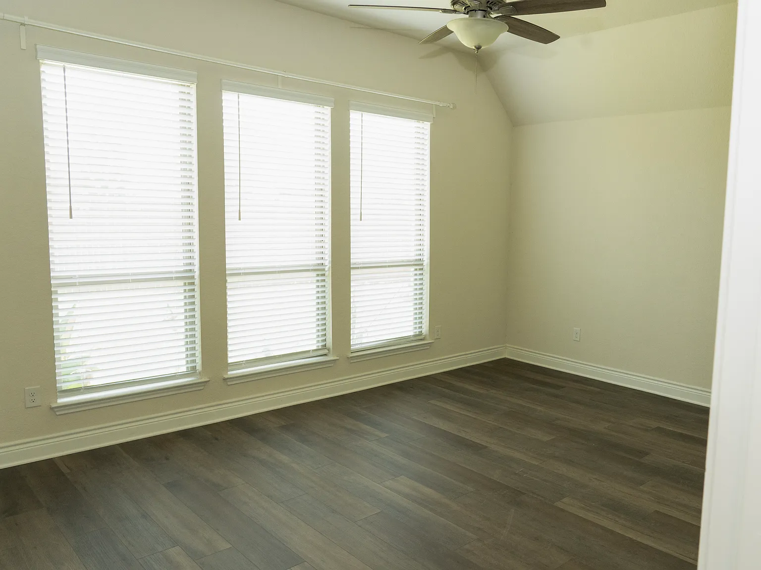 4 bed, 2054 sqft, $2,500 — Photo 2