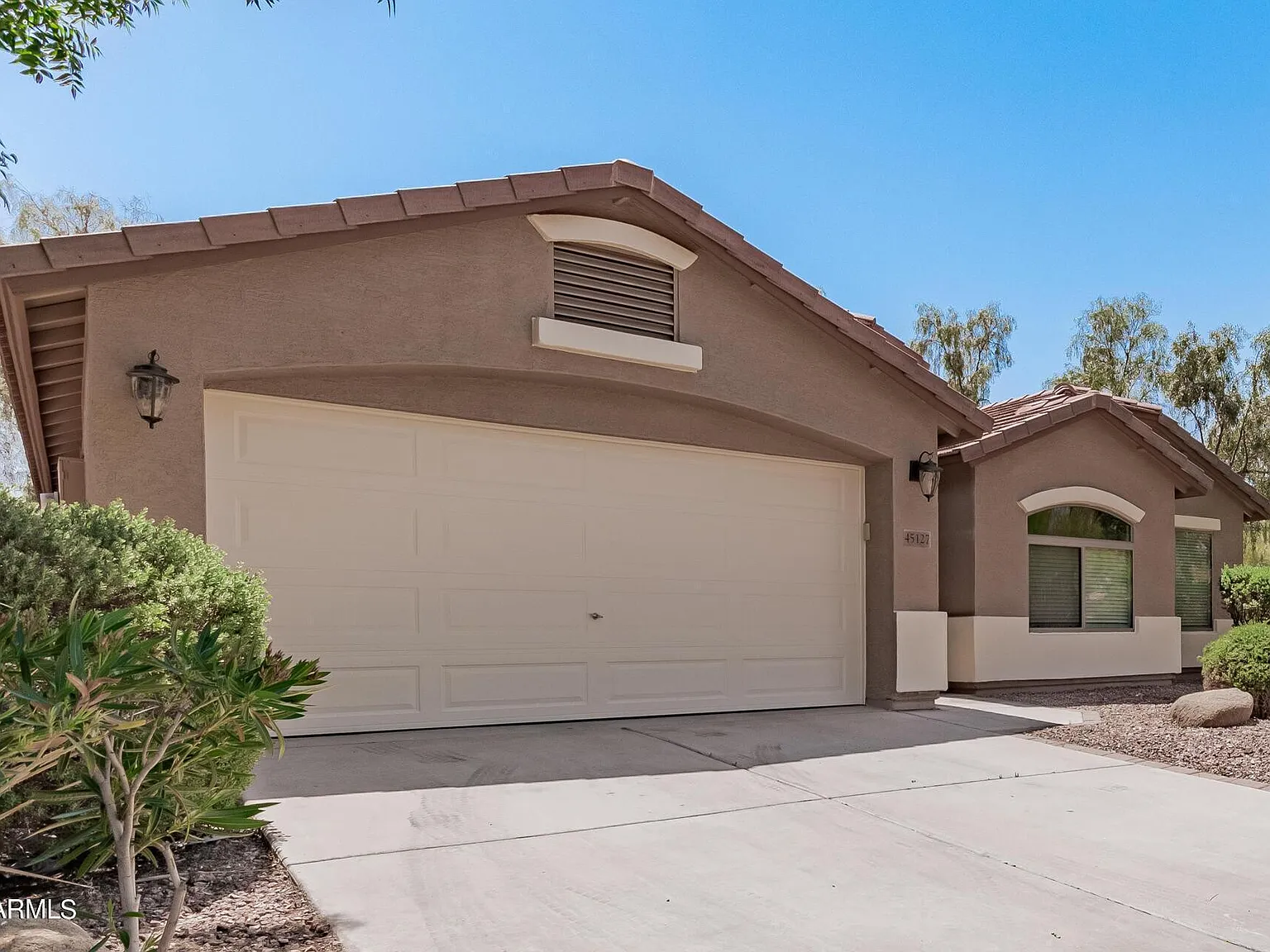 3 bed, 2.0 bath, 1910 sqft, $1,999 — Photo 2