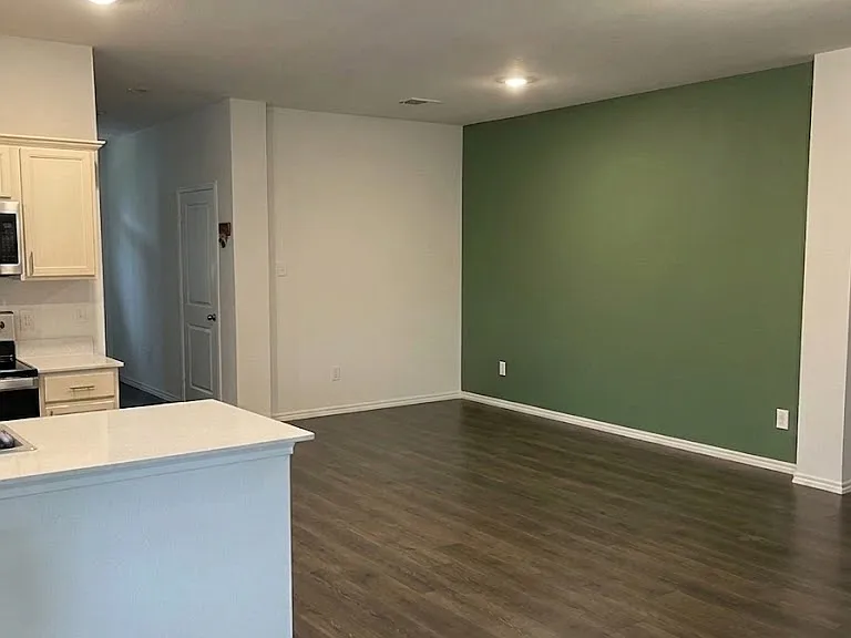 3300 Stanley St — Photo 2