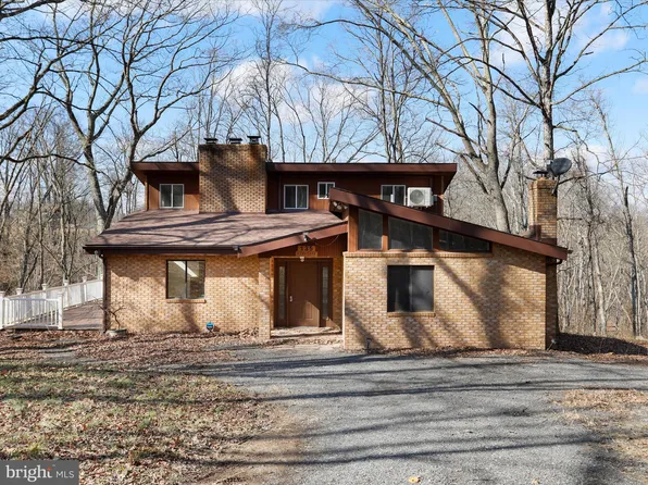 135 Carriage Ct, Berkeley Springs, WV 25411