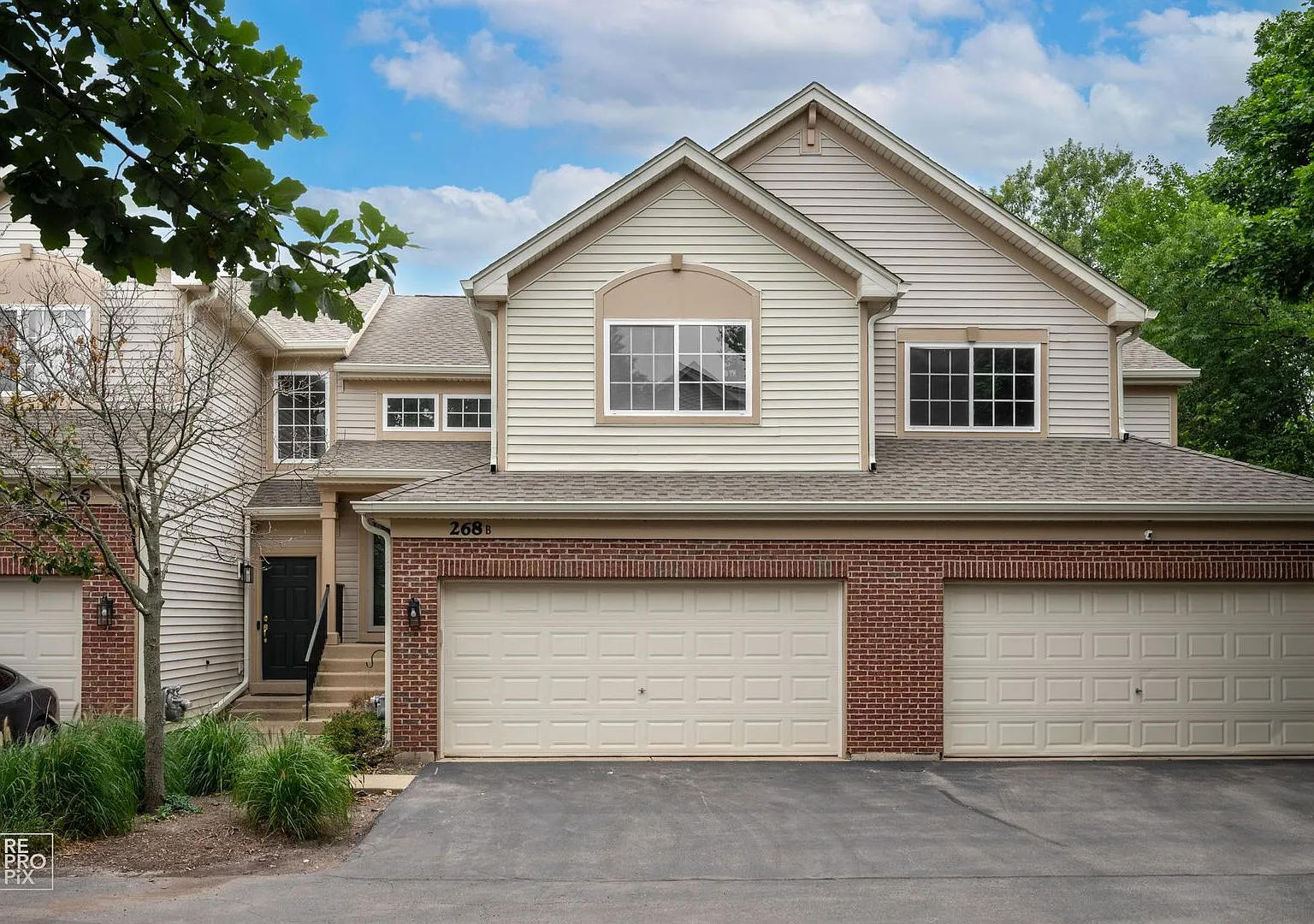 3 Bedroom Home in Streamwood! — Photo 1