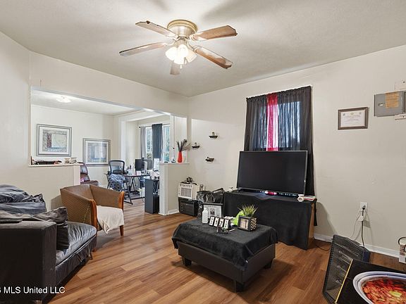 4th image of 1005 Summit St