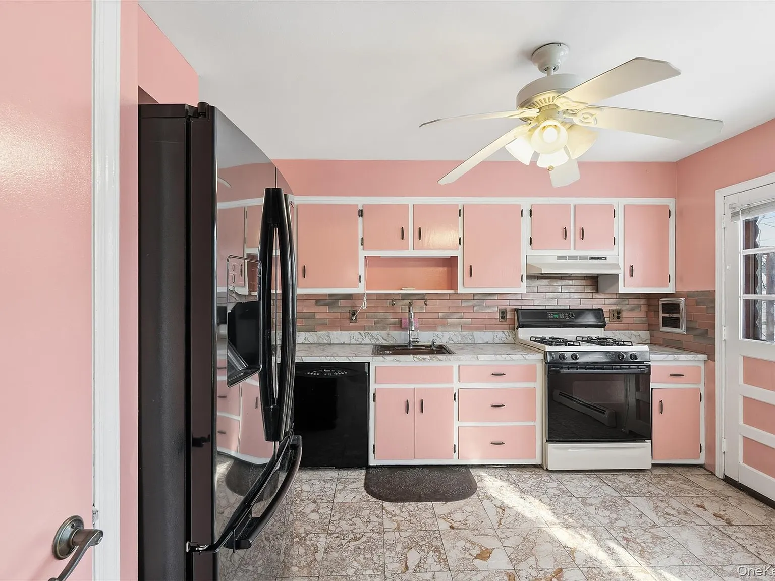 5 bed, 1.5 bath, 1900 sqft, $4,800 — Photo 2