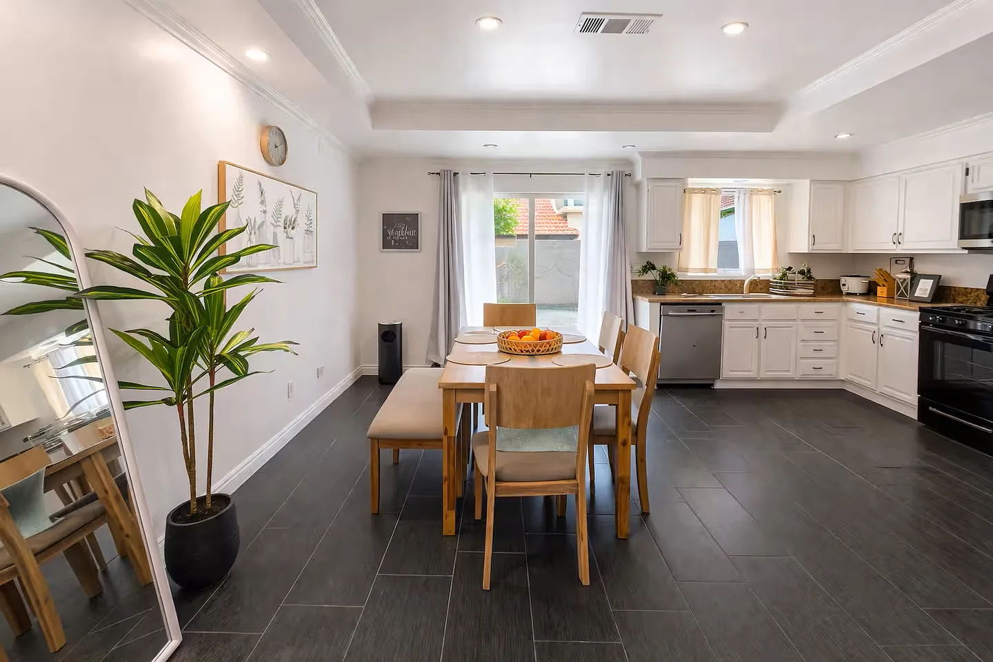 4 bed, 1280 sqft, $6,000 — Photo 3