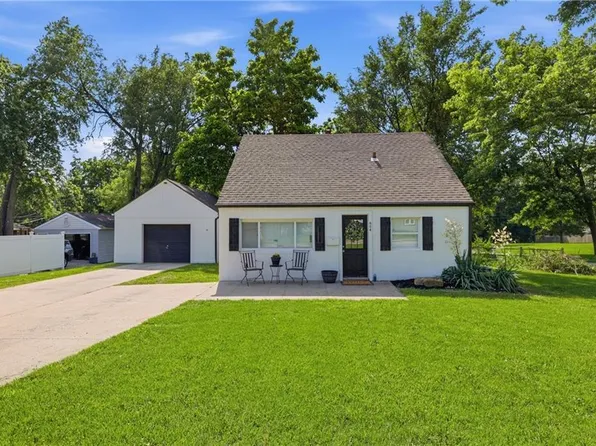 604 NE Douglas St, Lees Summit, MO 64063