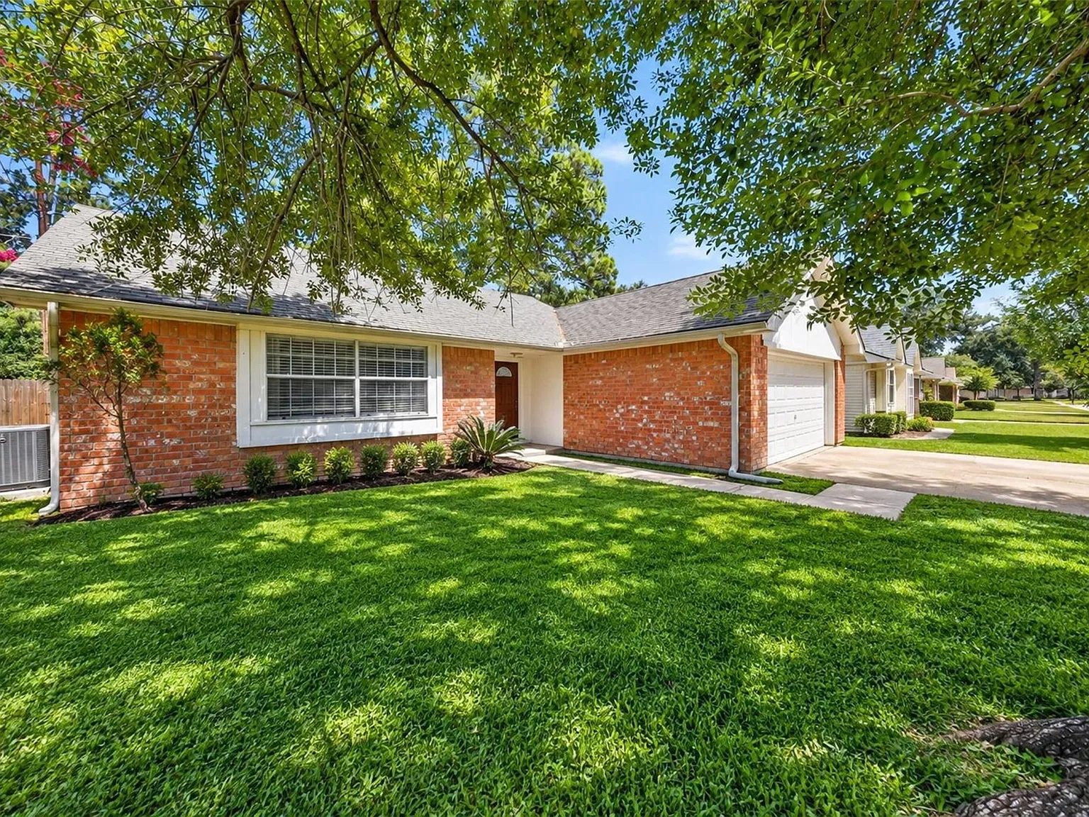 3 bed, 2.0 bath, 1374 sqft, $1,900 — Photo 2
