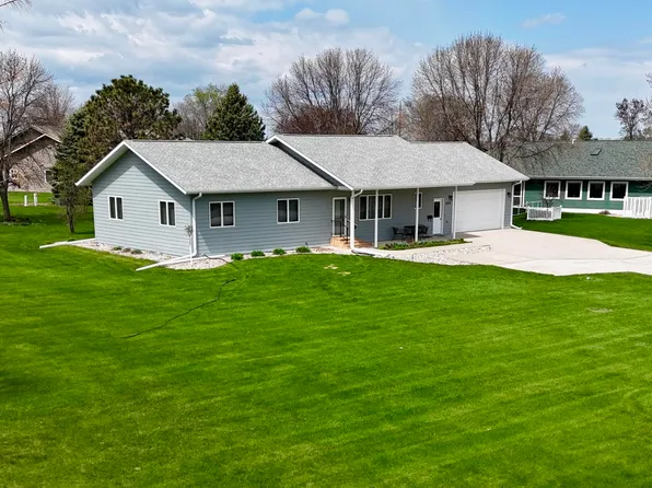 208 Aspen Dr, Milbank, SD 57252