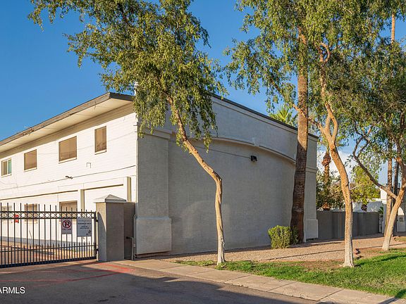 3rd image of 810 E COLTER Street