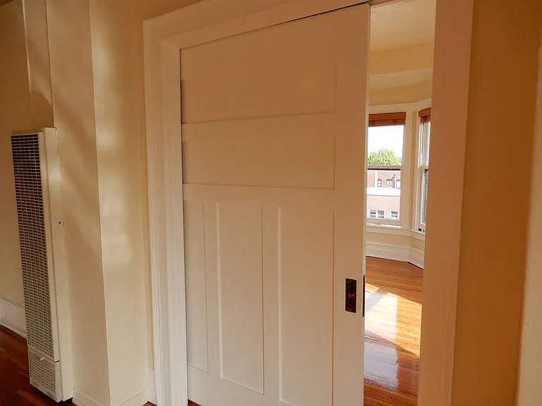 Lucretia Court Apartments — Photo 14