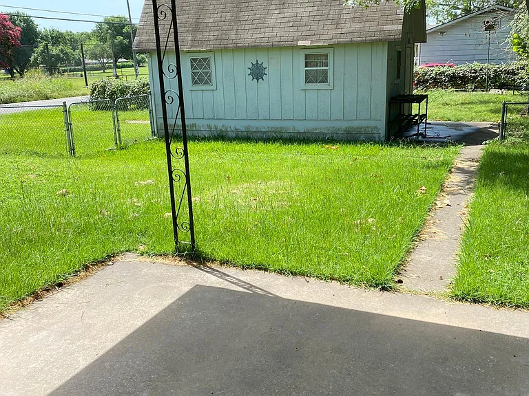 2500 W Elm St — Photo 18