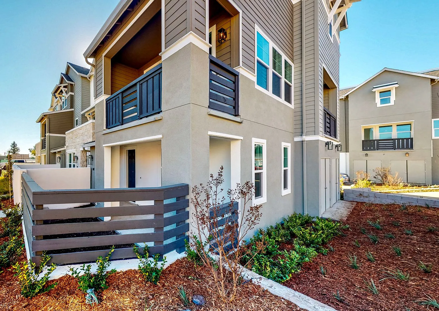 Beautiful Newly Constructed Fountain Grove 3 Bedroom 2.5 bathroom Townhome with A/C and Solar — Photo 1