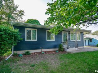 325 Edgewood Dr, Pekin, IL 61554