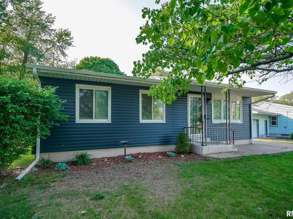 325 Edgewood Dr, Pekin, IL 61554