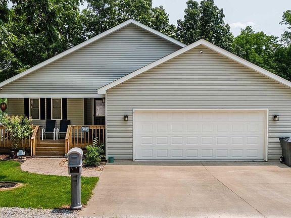 3rd image of 605 Lakeshore Dr S