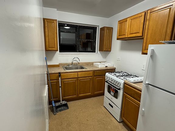 2nd image of 2721 Kings Hwy APT 6M