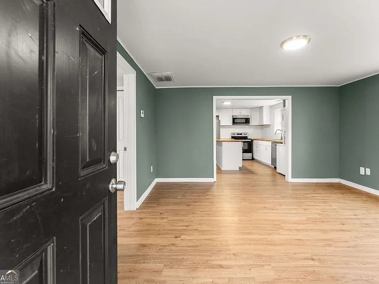 212 Walker Dr — Photo 2