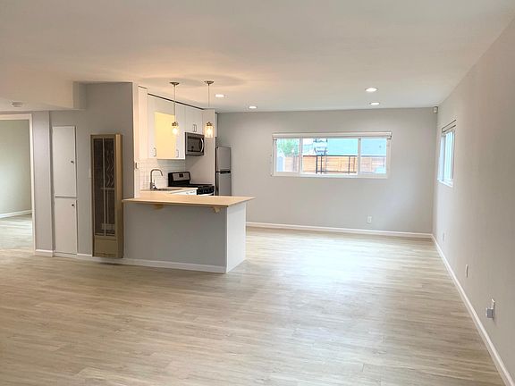 Living room/ Kitchen