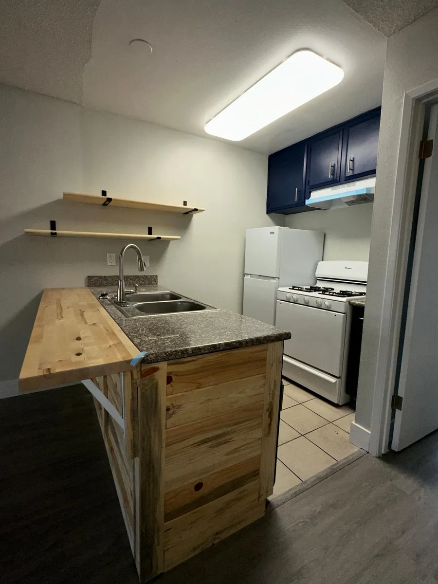 Primary Photo - 129 W Poplar St #10
