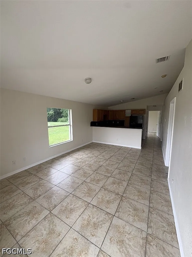 2 bed, 1.0 bath, 1126 sqft, $1,300 — Photo 3