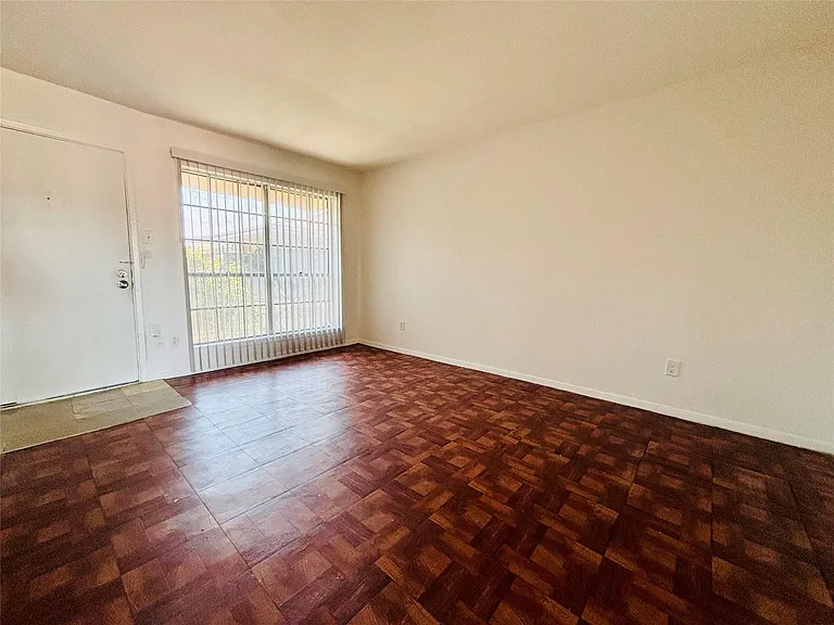 9201 Clarewood Dr #129 — Photo 4