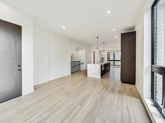 4th image of 815 N Hoyne Ave #1
