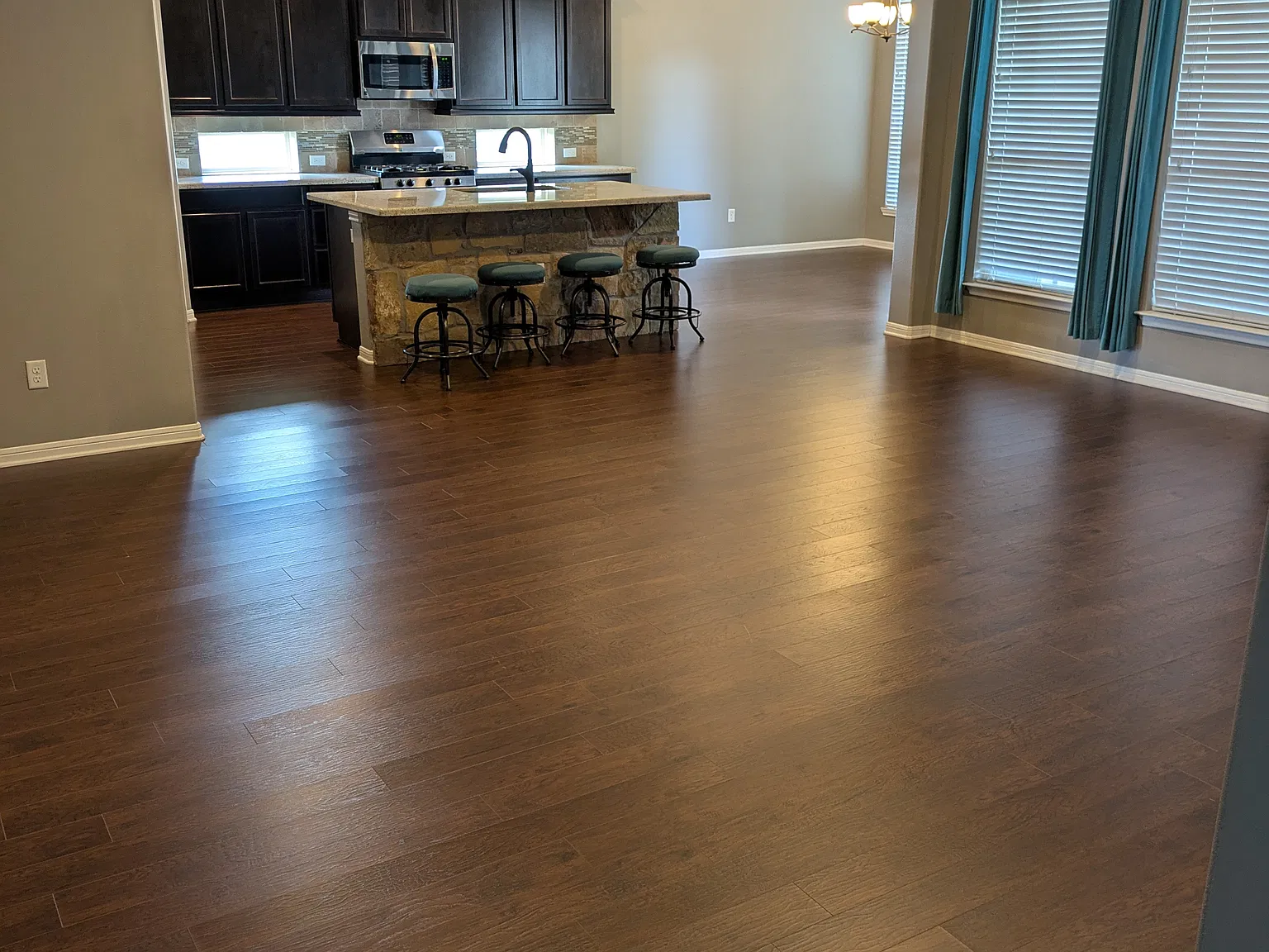 4 bed, 2150 sqft, $2,400 — Photo 3