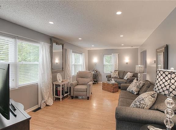 3rd image of 4424 N Agnes Ave