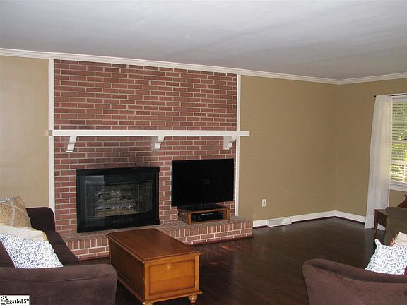 5th image of 101 Woodbury Cir