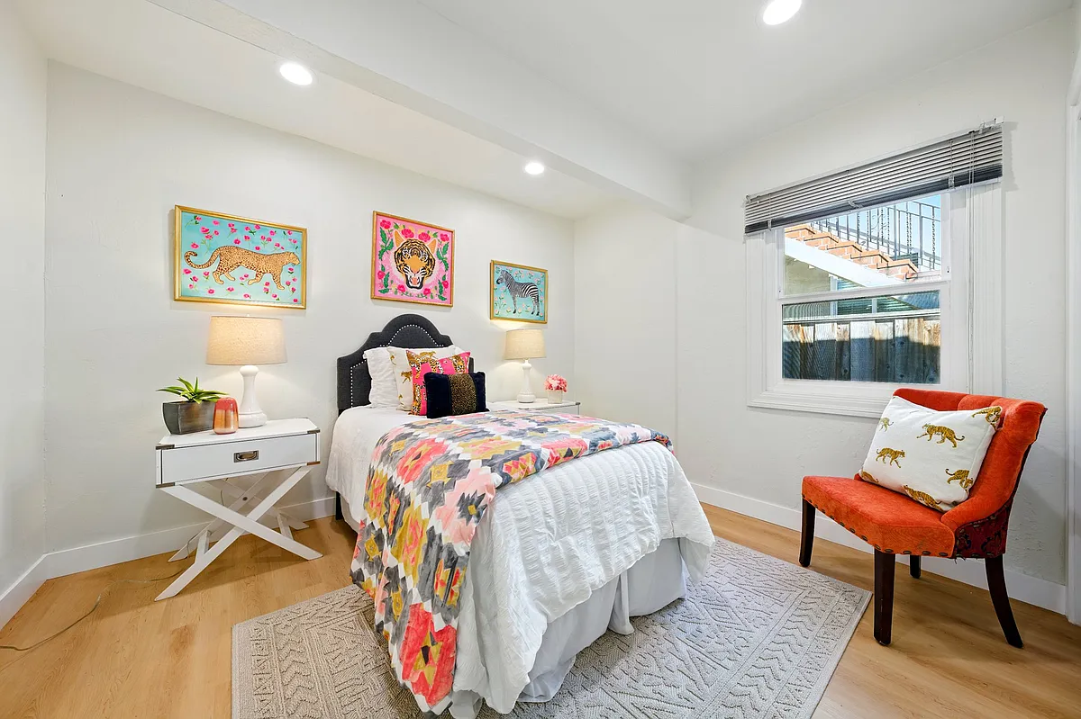 This room has been upgraded to a queen size bed - 3288 School St