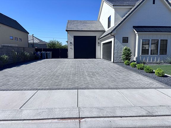 4th image of 1621 W Approach Ln