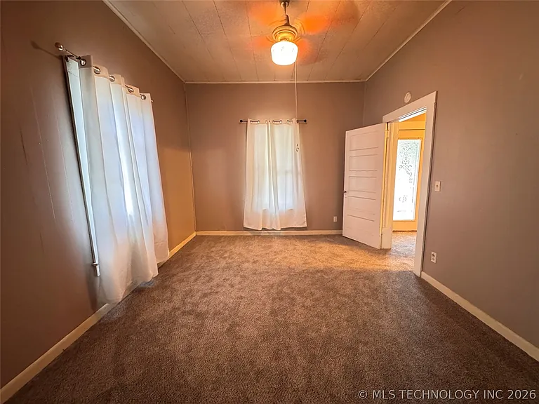 1524 W Maple St — Photo 11