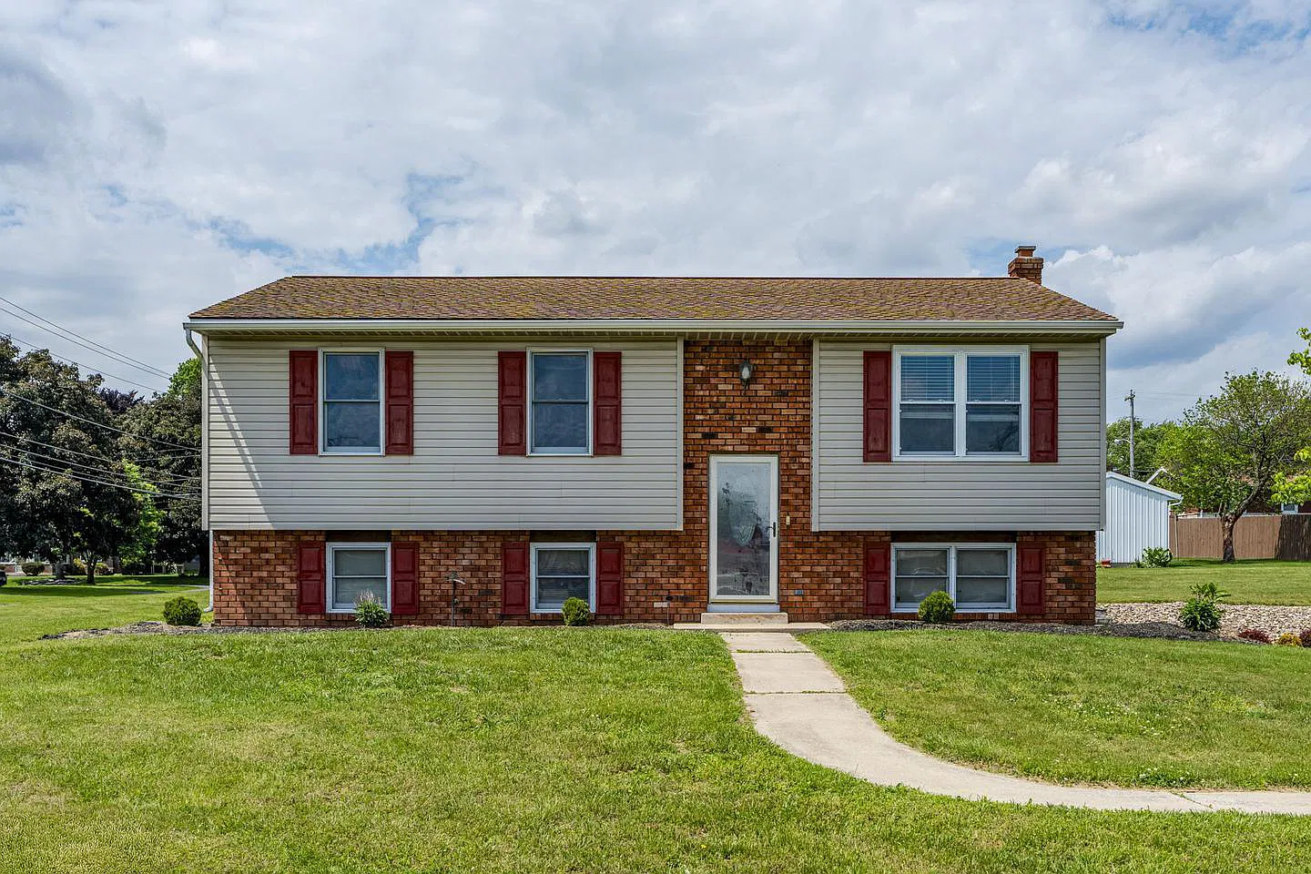 3 bed, 1.5 bath, 2329 sqft, $1,695 — Photo 1