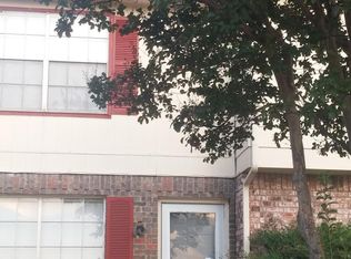 25 E Mountain Ln, Grand Prairie, TX 75052