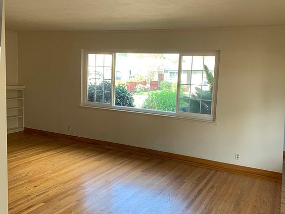 Living room: Street window, appox. 82 inches wide, blinds or curtain will be provided,
company cannot work during the shutdown.