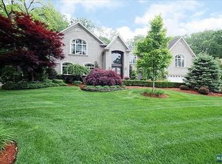 17 Surrey Ln, Mahwah, NJ 07430