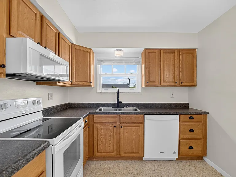 705 Thunderbird Ave — Photo 6