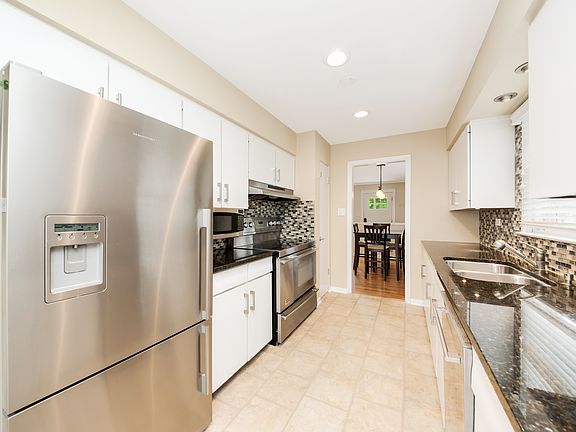 4th image of 284 E Elm St