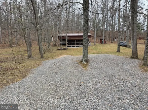 1327 Golliday Ln, Great Cacapon, WV 25422