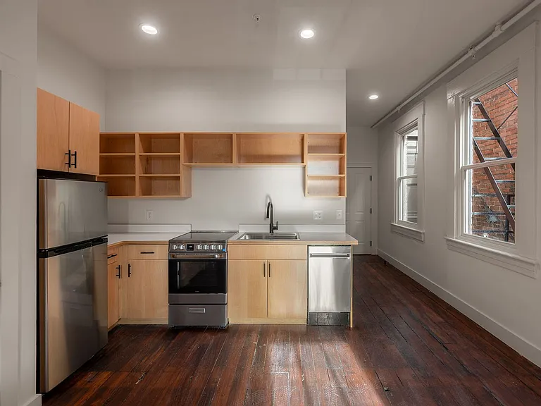 129-131 W Elder St — Photo 7