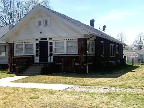 505 S Locust St, Pana, IL 62557