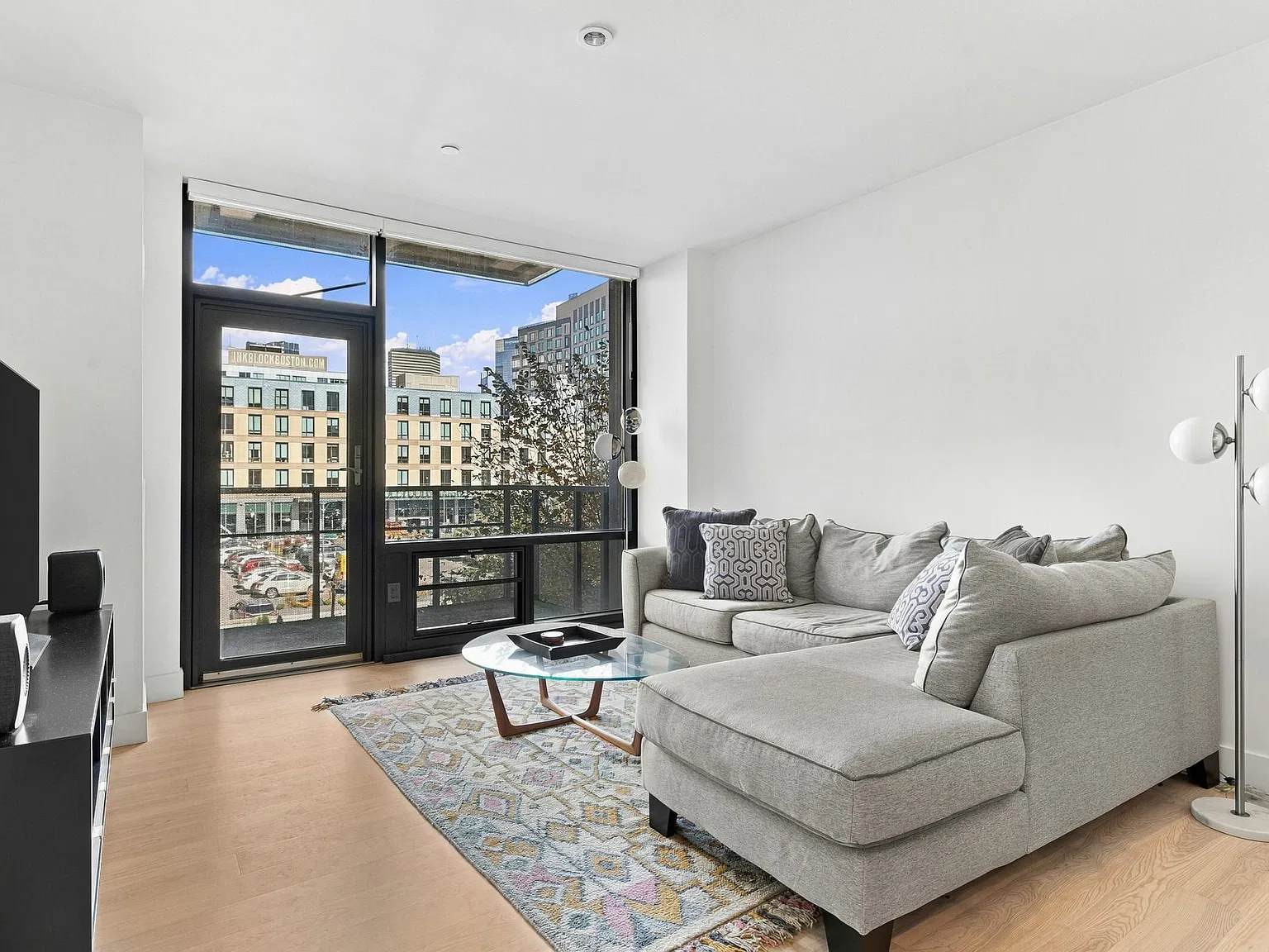 1 bed, 1.0 bath, 712 sqft, $3,950 — Photo 2