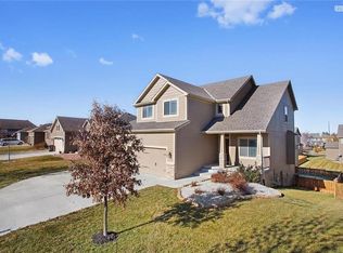 2300 W Trail Dr, Olathe, KS 66061