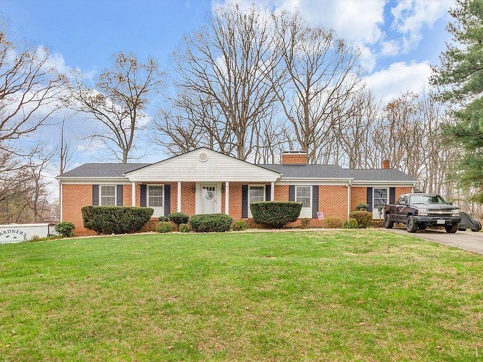 1st image of 404 Woodland Cir