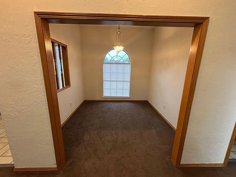 2207 N Burdick St — Photo 16