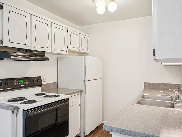 Outer Drive Manor Apartments — Photo 45
