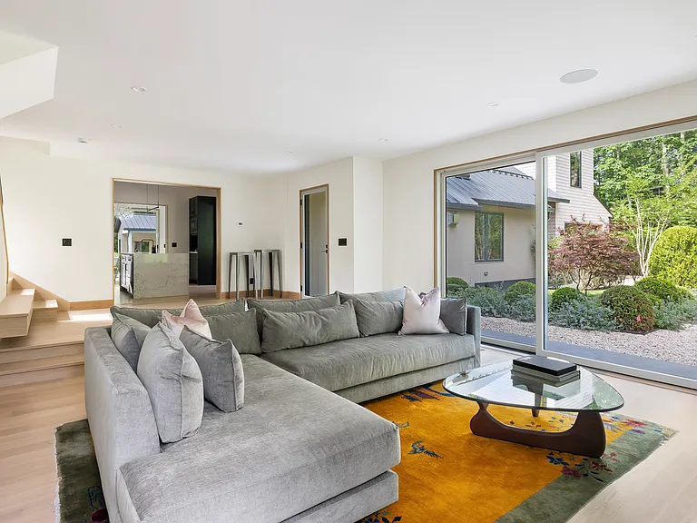 19 Hillside Ave — Photo 5